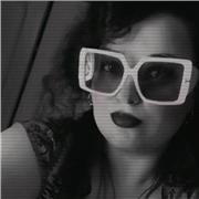 Titulaire d'un master de recherche en chimie et d'autres diplômes reconnus, français et anglais, enseignante et écrivaine aussi